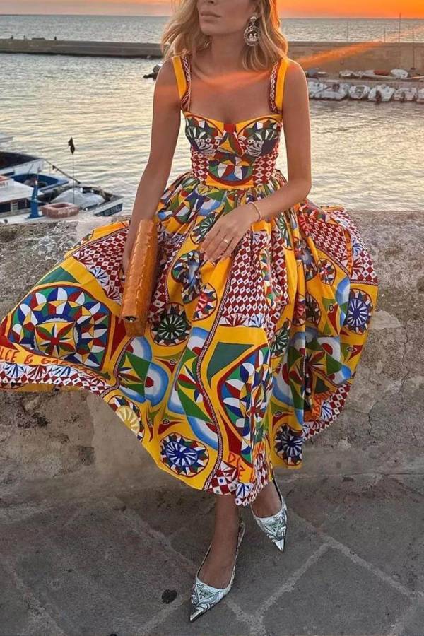 Unique – Rückenfreies Midikleid mit ethnischem Muster „Sunset Walk“