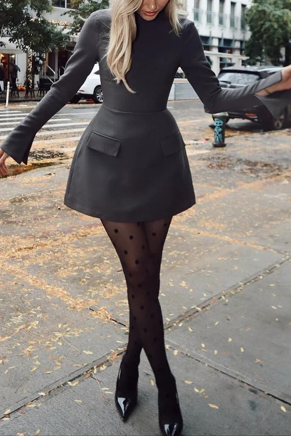 Ultimate Muse – Hochgeschlossenes Minikleid mit langen Schlitzärmeln und Pattentasche