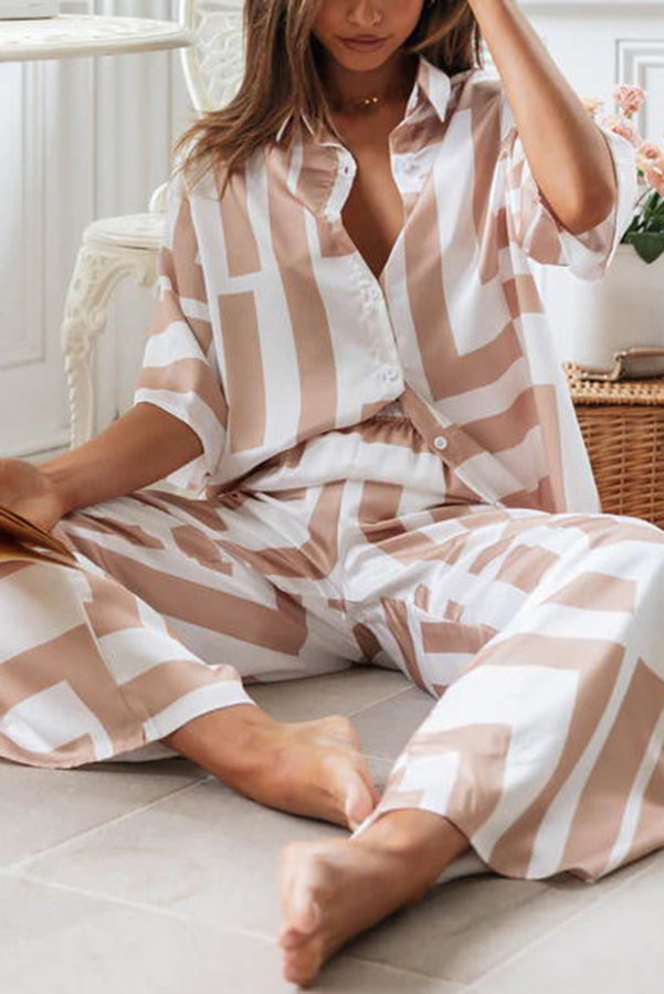 Freizeit-Set mit Bluse und geometrischem Küstenmuster und Hose mit elastischer Taille