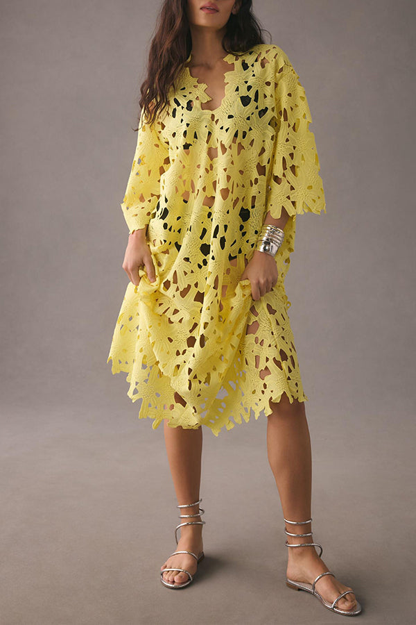 „I Belong Here“ – Midi-Strandkleid mit Blumenmuster und Ösenspitze