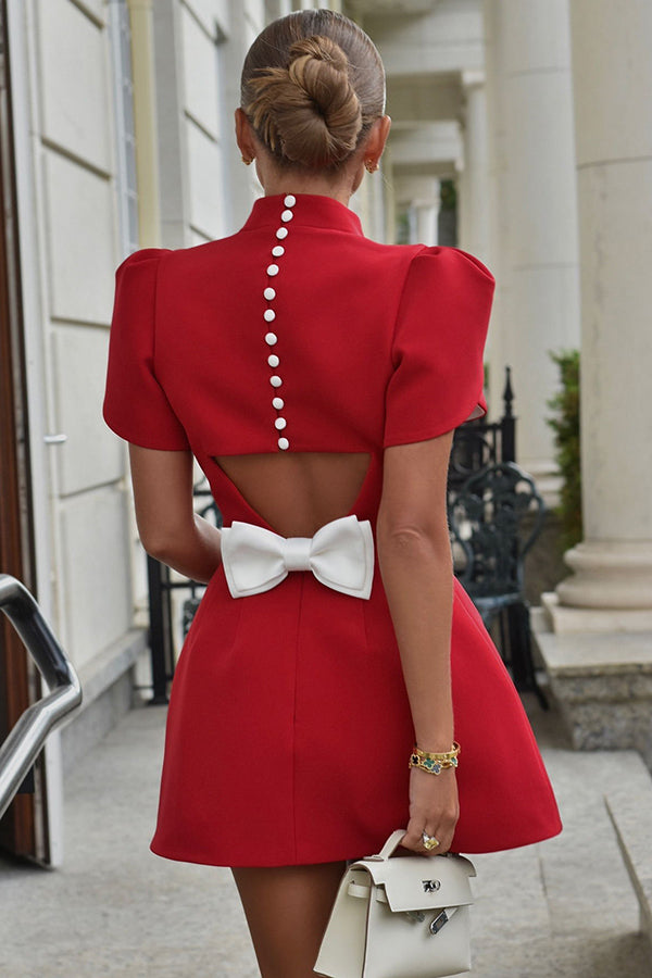 Sweet Moment – Rückenfreies Minikleid aus Satin mit Schlitz und kurzen Ärmeln und abnehmbarer Schleife