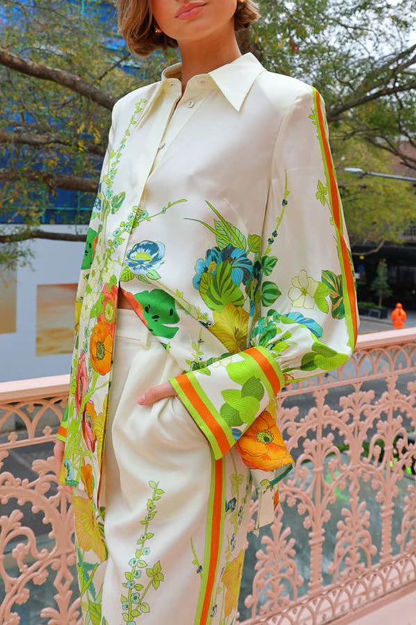 Antibes – Übergroße Bluse aus Satin mit Blumenmuster und Bindeband hinten und Knopfleiste