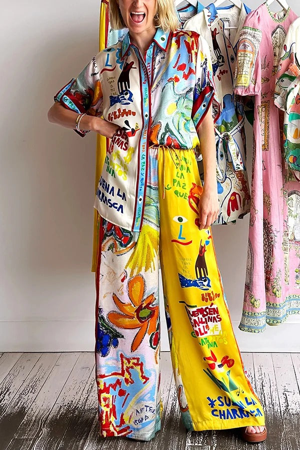 Raina Satin Set mit einzigartigem Print, kurzärmeligem, lockerem Hemd und Hosen mit elastischer Taille und Taschen