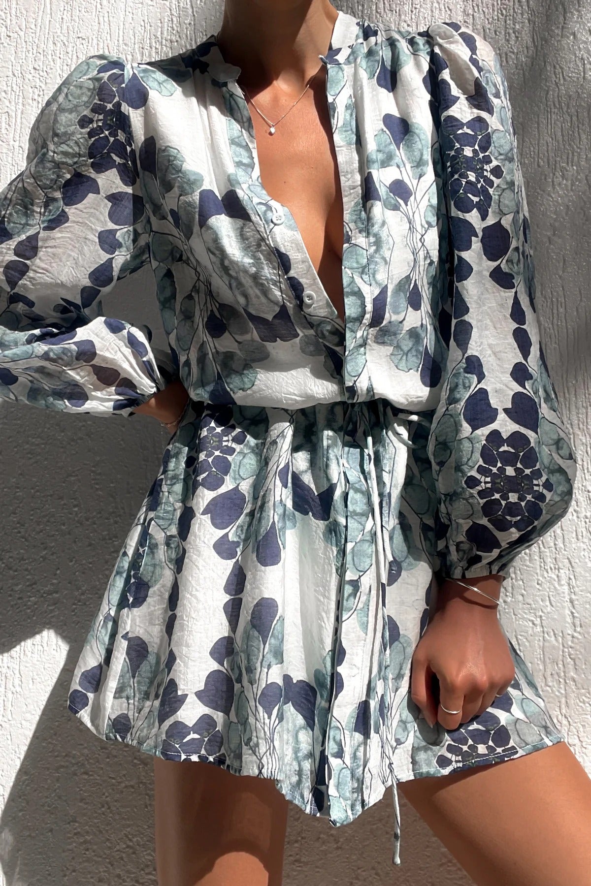 Lilianna Unique – Lockeres Minikleid mit Blumenmuster, Ballonärmeln und Knopfleiste