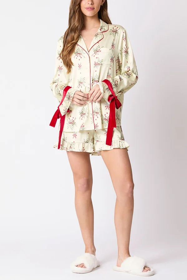 Weihnachtsmodisches Set mit bedrucktem Oberteil mit Fliege und Shorts mit Rüschen und elastischer Taille