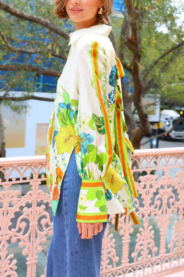 Antibes – Übergroße Bluse aus Satin mit Blumenmuster und Bindeband hinten und Knopfleiste