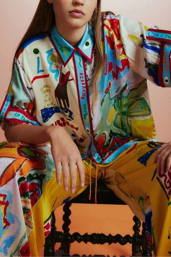 Raina Satin Set mit einzigartigem Print, kurzärmeligem, lockerem Hemd und Hosen mit elastischer Taille und Taschen