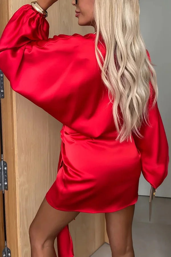 Luxuriöses, lockeres Wickel-Minikleid aus Satin mit Ballonärmeln und Bindeband aus Tokio