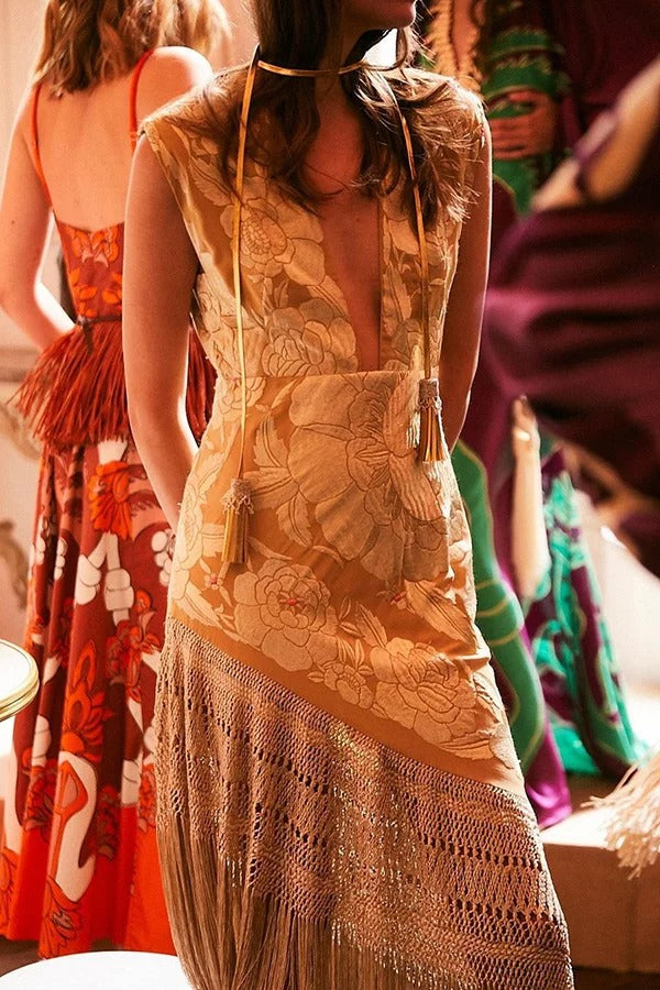 Maxikleid mit Heißprägung, Blumenmuster, V-Ausschnitt, Schnürung und Fransensaum