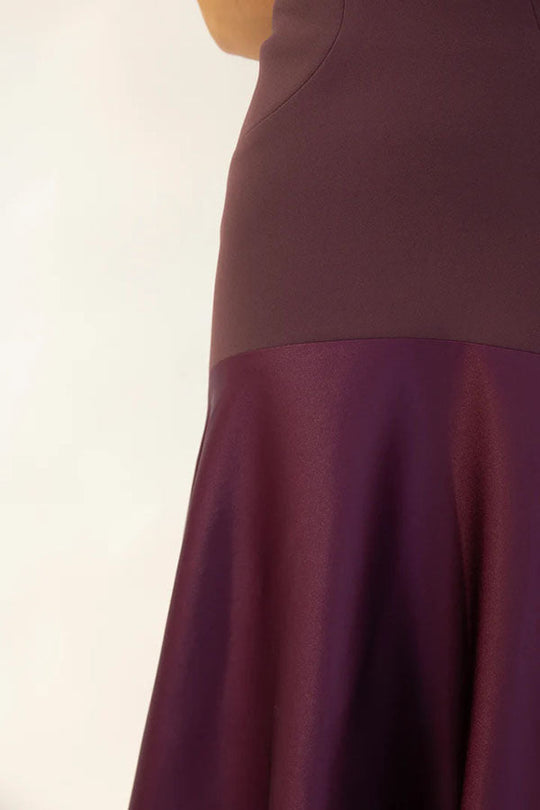 Zeitlose Eleganz – Trägerloses Maxikleid aus Satin mit Patchwork-Muster