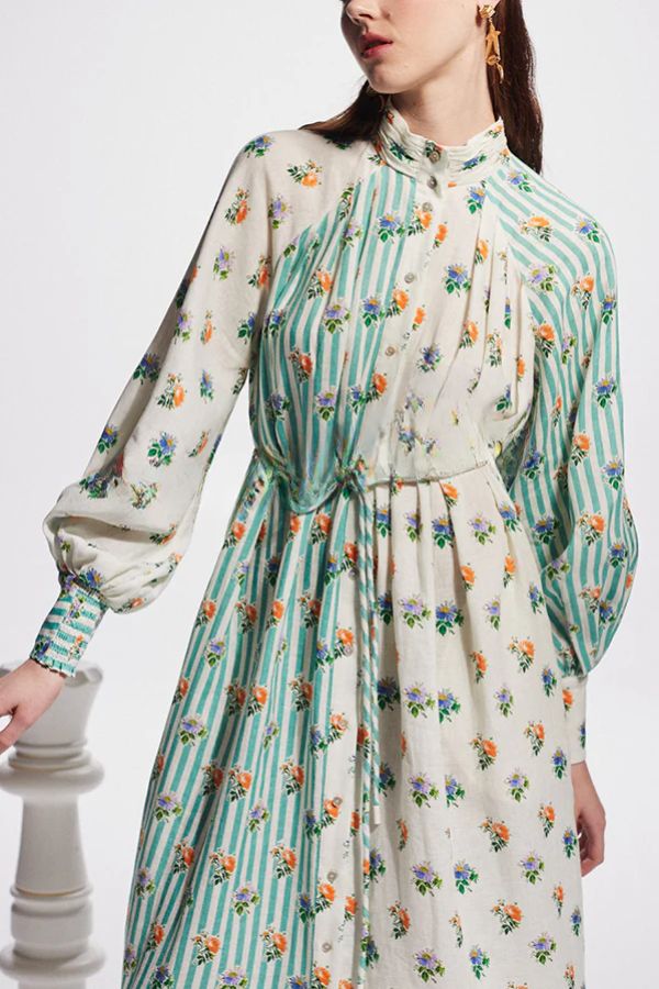 Lockeres Midikleid mit Blumen- und Streifenmuster, langen Ärmeln und Bindegürtel