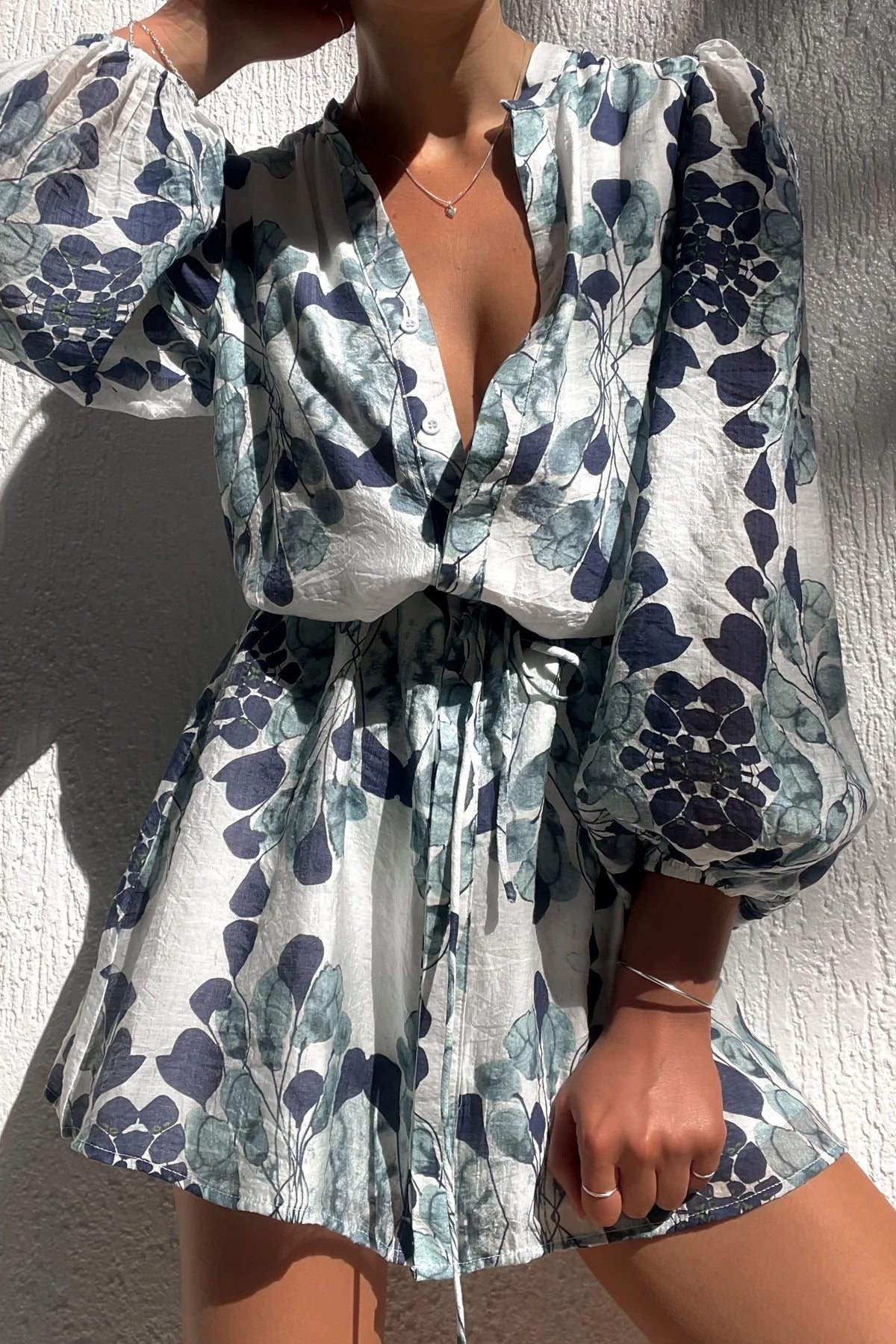 Lilianna Unique – Lockeres Minikleid mit Blumenmuster, Ballonärmeln und Knopfleiste