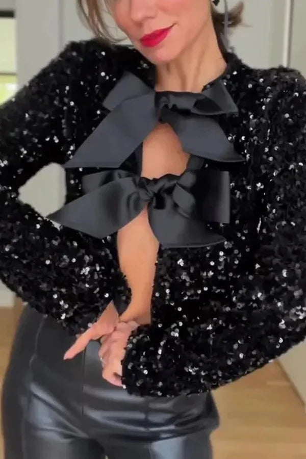 Zwei Möglichkeiten, eine Paillettenjacke mit Schleife und Bindeband zu feiern