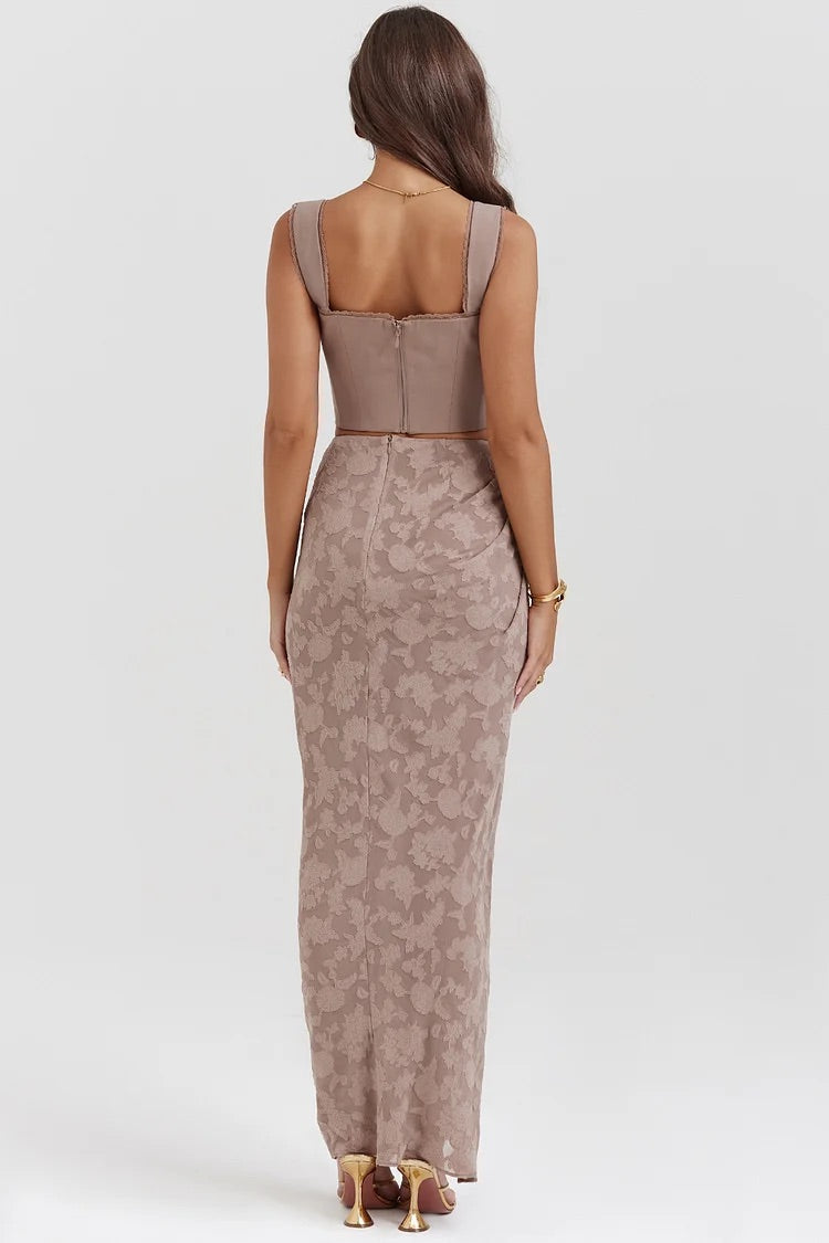 Ensemble assorti pour soirée de jardin, haut corset sans manches en jacquard, jupe longue fendue et portefeuille - Nude