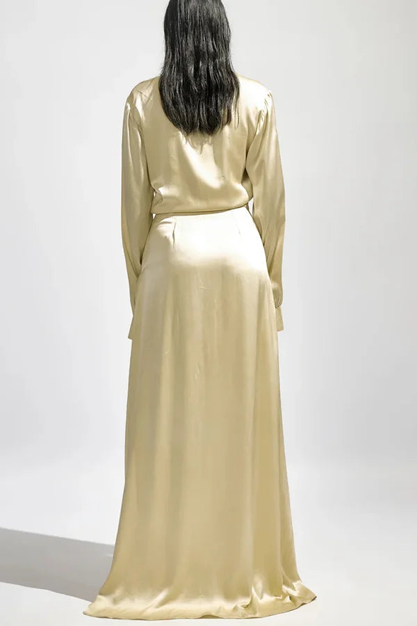 Eleganz und Verführung – Maxi-Hemdkleid aus Satin mit Rüschendetail und Schlitz