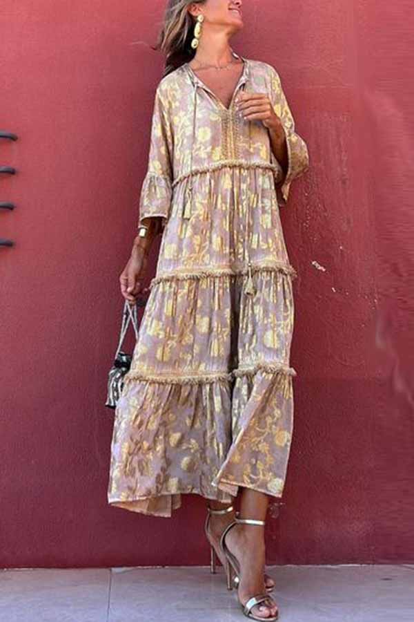 West Side Sparkle – A-Linien-Maxikleid mit Stufen und Glockenärmeln aus goldenem Stoff