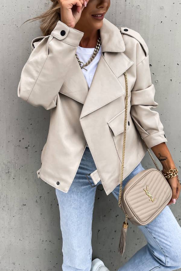 Stilvolle kurze Lederjacke im britischen Stil mit Reverstasche