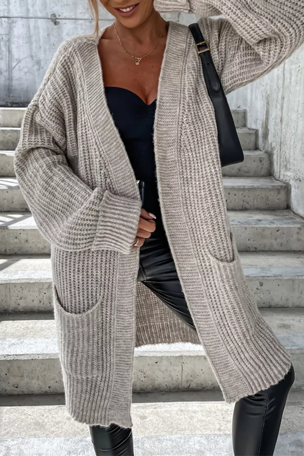 Einfarbige Strickjacke mit gestreiften Taschen und langen Ärmeln