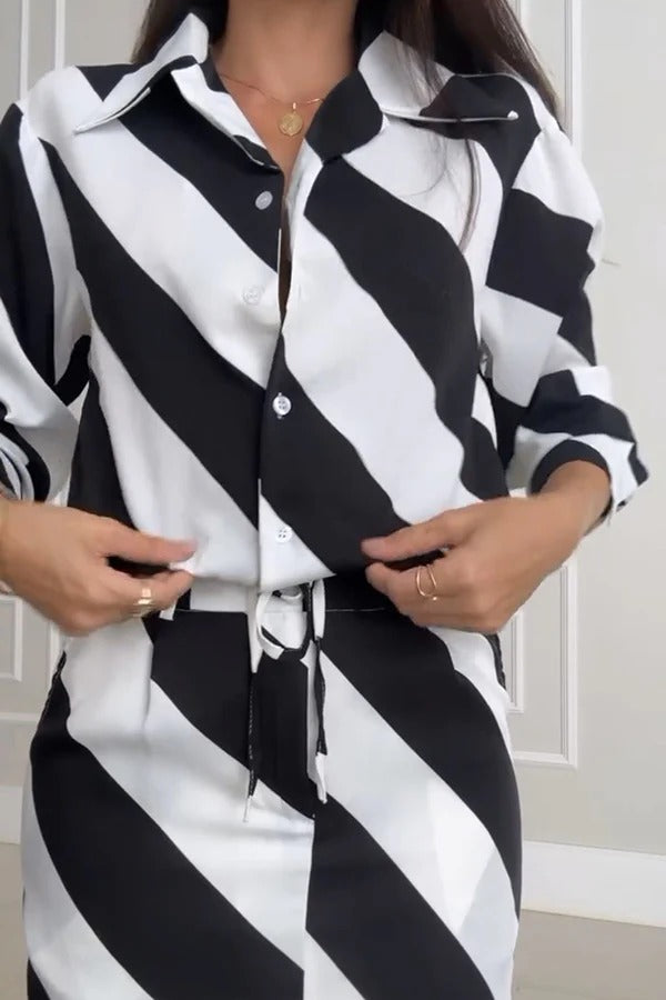 Zeitloses Set aus langärmliger, lockerer Bluse in Kontrastfarbe und Minirock mit Taschen in der elastischen Taille