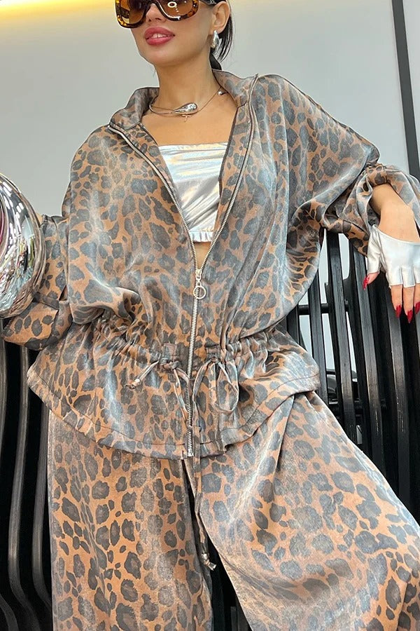 Set aus Jacke mit Reißverschluss und Kordelzug in der Taille und lockerer Hose mit elastischer Taillentasche