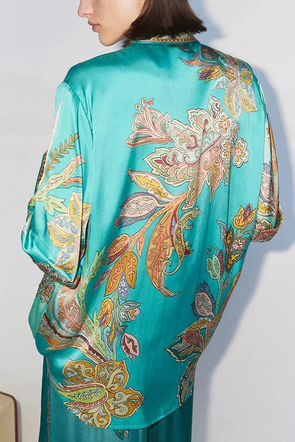 Somewhere Sunny – Kurzärmlige Oversize-Bluse aus Satin mit botanischem Print und Knöpfen