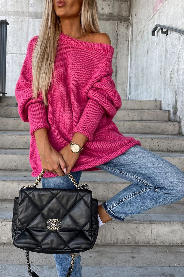 Lässiger Strickpullover mit weitem Halsausschnitt und Straßenatmosphäre