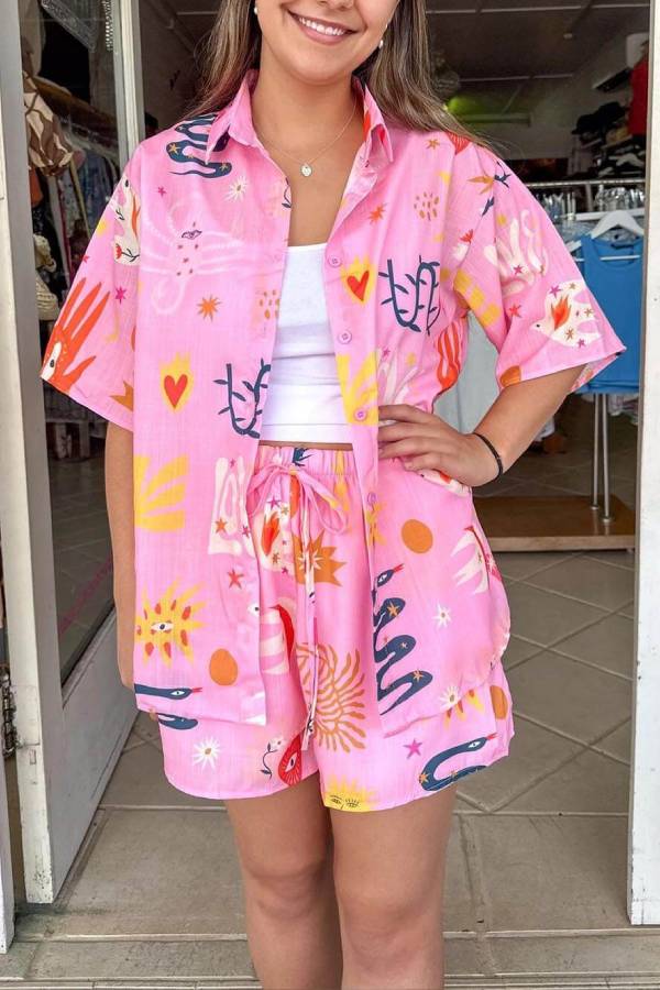Lässiges Set mit bedrucktem Hemd und elastischen Shorts zum Schnüren