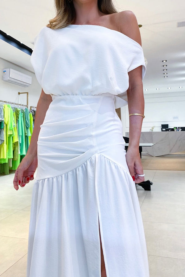 Robe longue fendue à une épaule et détails froncés Midnight Chances