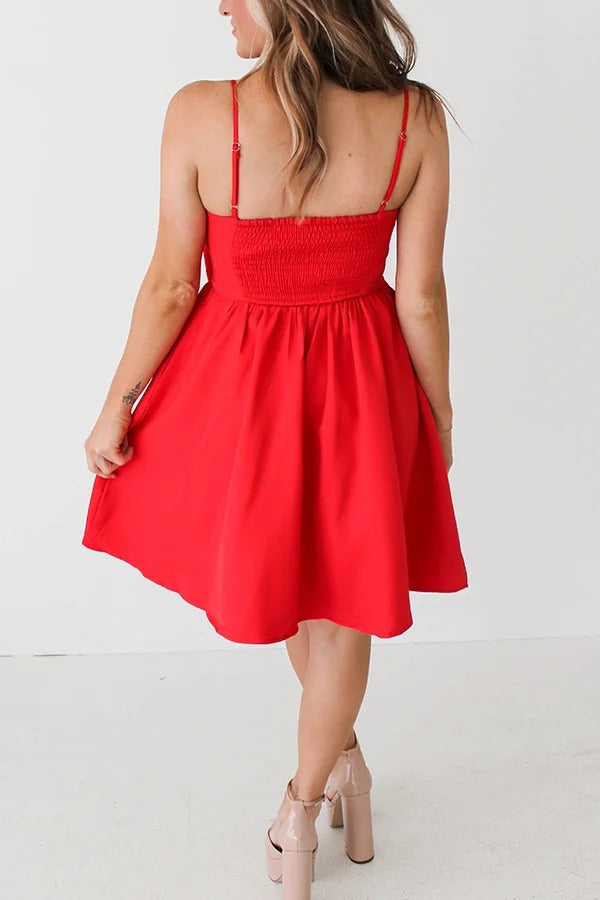 Date Night Babydoll-Minikleid mit Schleife und Taschen auf der Rückseite, gesmokt