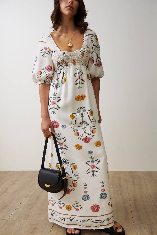 Robe longue à col carré et manches bouffantes et buste élastique