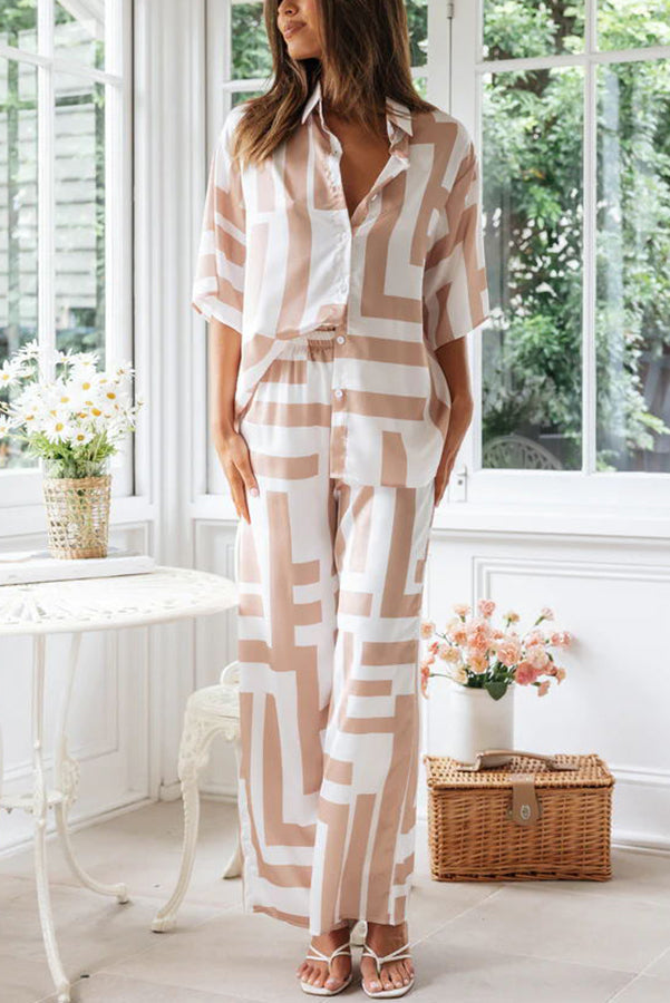 Freizeit-Set mit Bluse und geometrischem Küstenmuster und Hose mit elastischer Taille