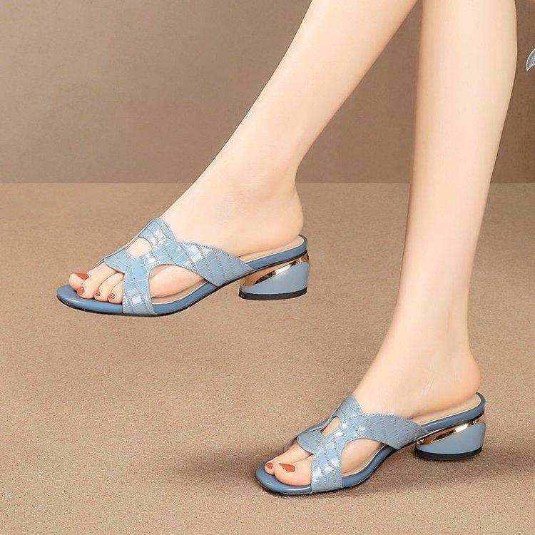 Einfarbige Pantoletten mit Cut-outs und Absatz