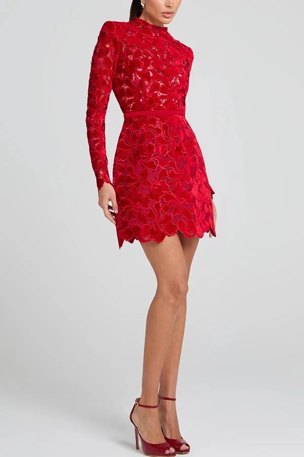 Lydia besticktes Minikleid mit Blumenspitze, langen Ärmeln und Gürtel in Tulpenform