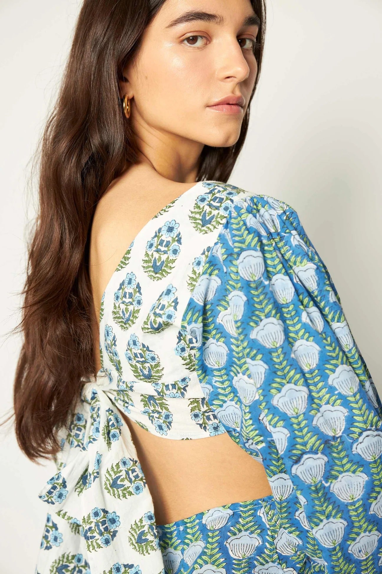 Mei – Midikleid aus Leinenmischung mit einzigartigem Druck, Puffärmeln, Cut-out auf der Rückseite und Bindeband