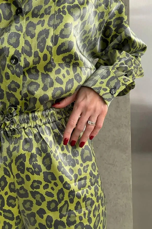 Set aus langärmligem Freizeitoberteil mit Leopardenmuster und lockerer Hose mit elastischer Taille und Bindegürtel