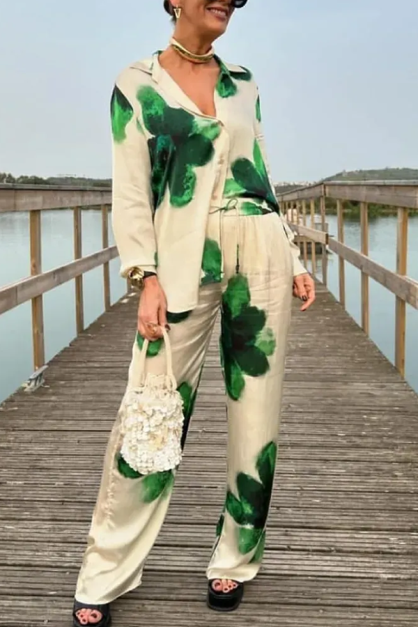 Grünes zweiteiliges Set mit Blumenmuster