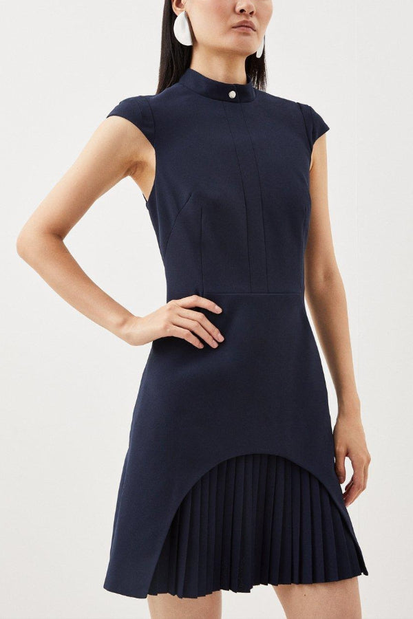 Mini-robe style militaire à manches courtes, col haut, ourlet plissé et patchwork