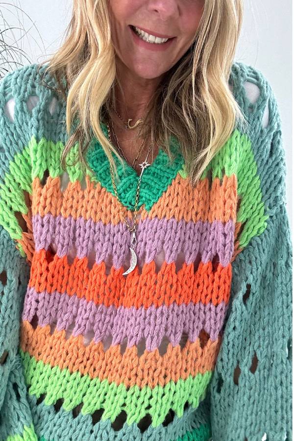 Trendy in dieser Saison: Mehrfarbiger, hohler Pullover mit Ballonärmeln und V-Ausschnitt