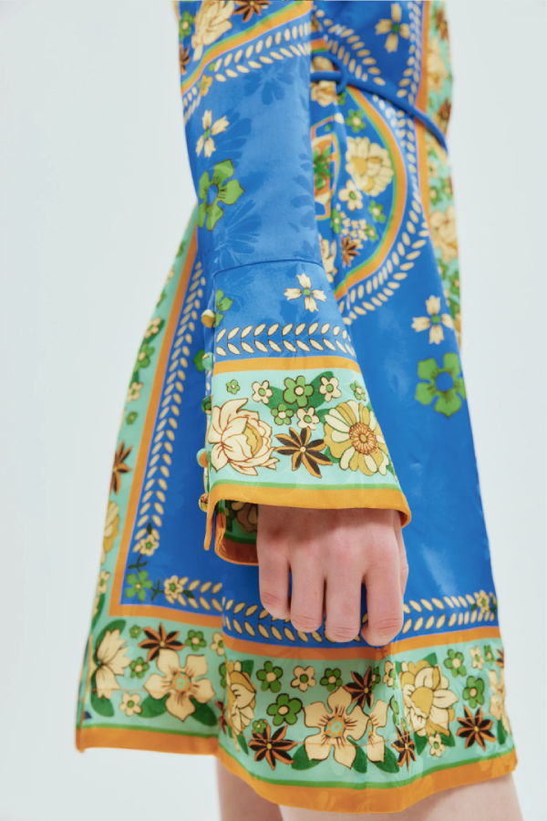 Katia – Minikleid aus Satin mit einzigartigem Druck und geformtem Kragen und Bindegürtel in der Taille