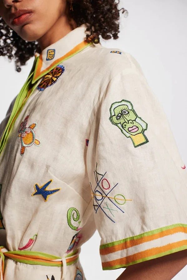 Britt – Einzigartiges, bedrucktes Minikleid aus Leinenmischung mit kurzen Ärmeln, Taschen und Bindegürtel