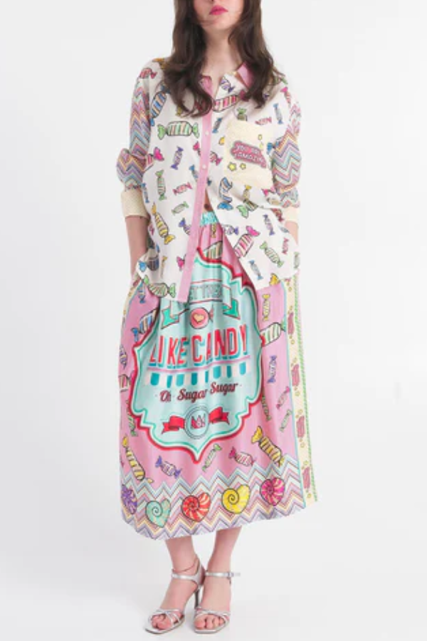 Fröhlicher, lustiger Look, Satin-Bluse mit Bonbon-Print, Knopfleiste und Tasche, übergroß