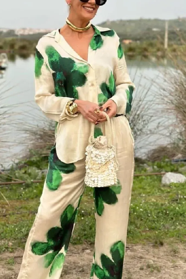 Grünes zweiteiliges Set mit Blumenmuster