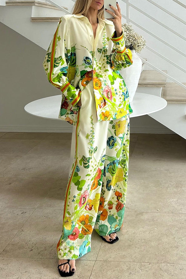 Antibes – Übergroße Bluse aus Satin mit Blumenmuster und Bindeband hinten und Knopfleiste