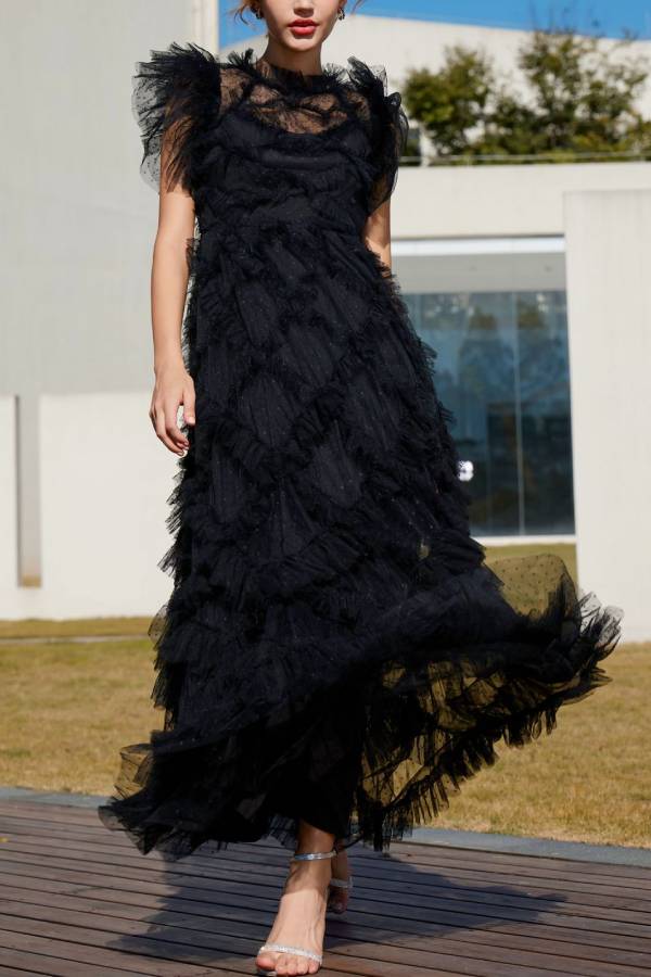 Ärmelloses Kleid mit besticktem A-Linien-Rock und halbem Rollkragen