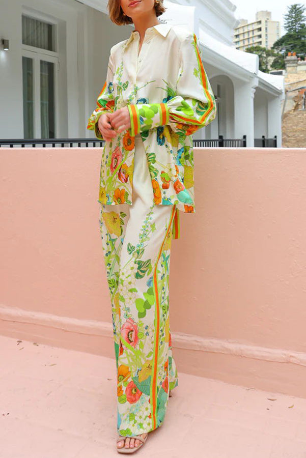 Antibes – Übergroße Bluse aus Satin mit Blumenmuster und Bindeband hinten und Knopfleiste
