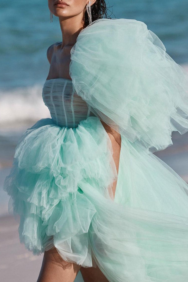 Luxuriöses Tüllkleid mit einer Schulter und Schlitz