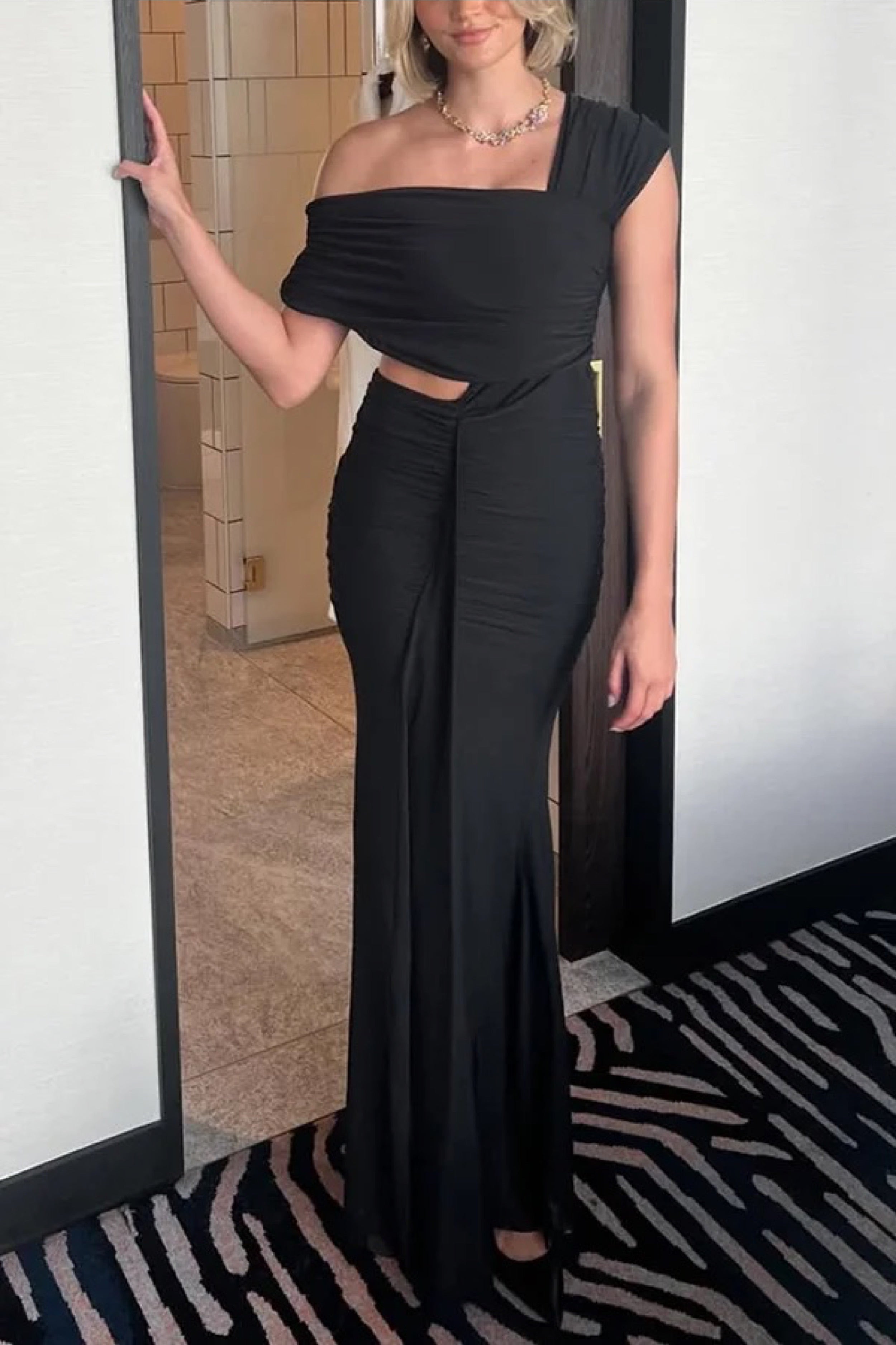 Ceilia – Schulterfreies, elastisches Maxikleid aus Netzstoff mit Cut-Outs in der Taille und Rüschen