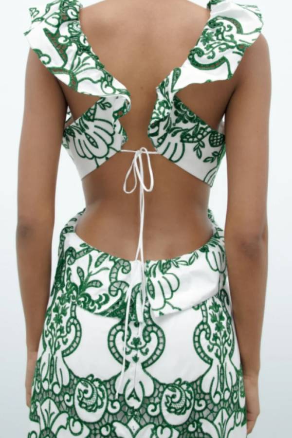 Langes Kleid mit V-Ausschnitt, Hohlstickerei, offenem Rücken und Rüschen