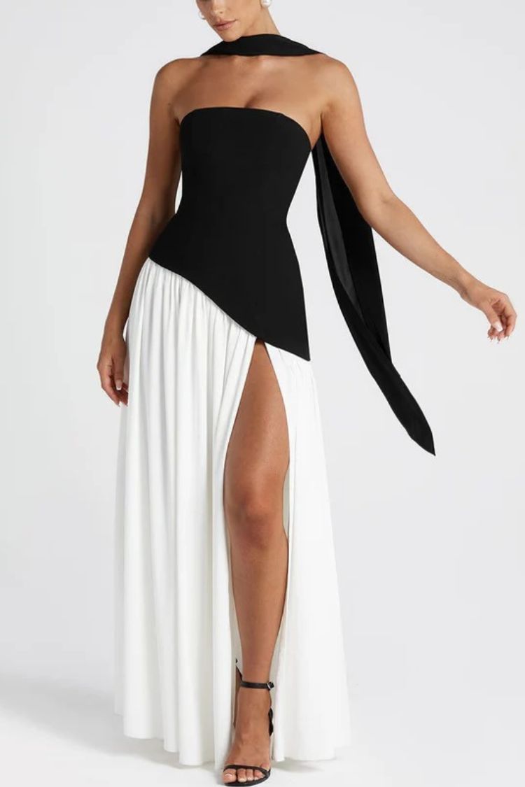 Schwarz-weißes Maxikleid mit kontrastierendem Schal und unregelmäßigem Schlitz