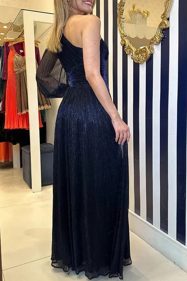 Concert Chic Plissiertes Maxikleid aus glänzendem Stoff mit einer Schulter und Cut-Outs